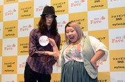 サイトの趣旨に沿って「myFave」ステッカーをお互いに貼り合う渡辺直美（右）と栗原類（左）。