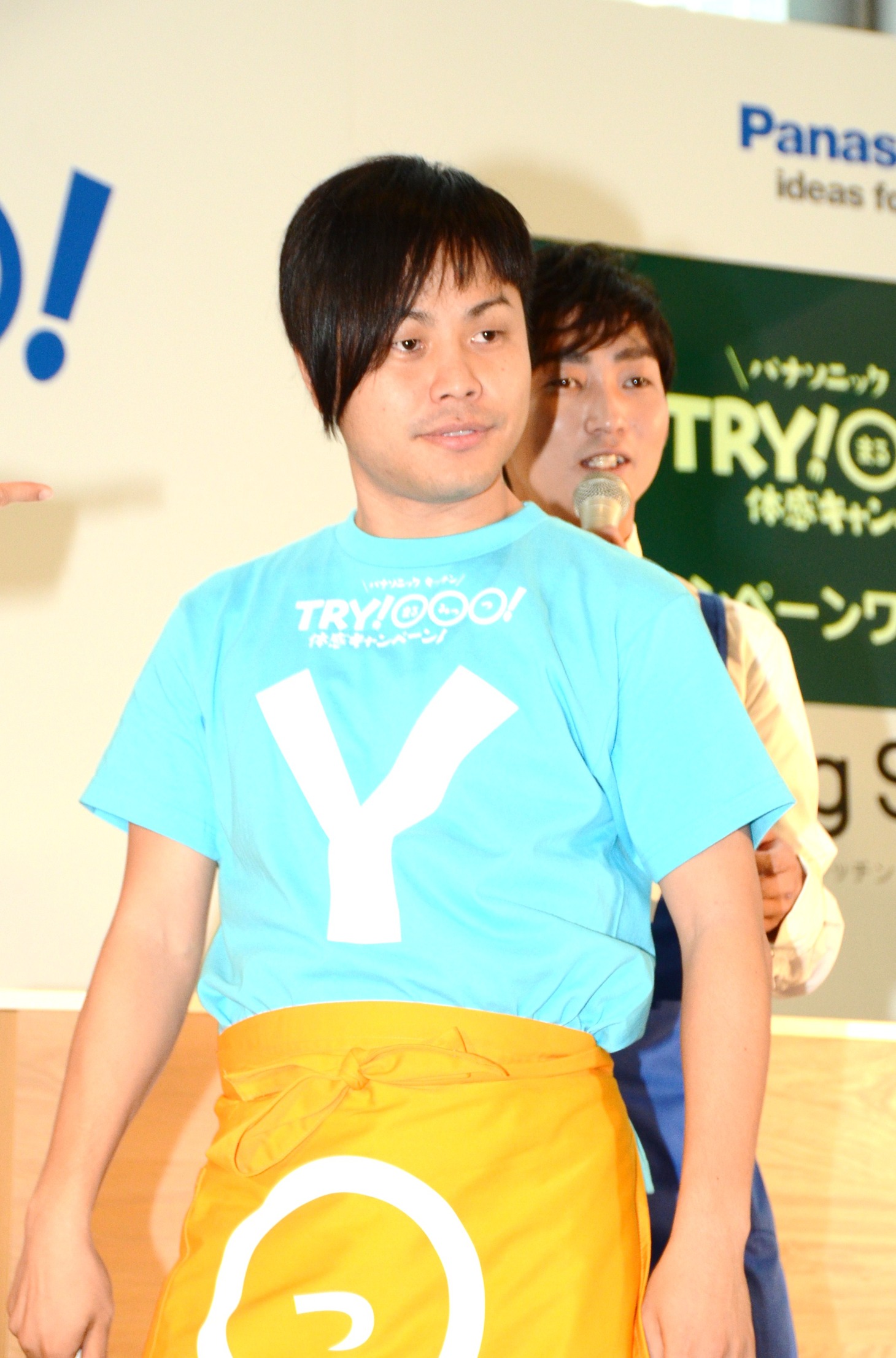 「オフィシャルサイトで『楽笑（らくしょう）レシピ』が無料で観られます」と話して過剰なドヤ顔を決める井上。