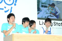 「トリプルワイド」形式のキッチンの広さを体感する4人。