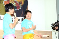 飲食店でのアルバイト経験を活かしてキャベツの千切りなどを披露したノンスタ井上（中央）。