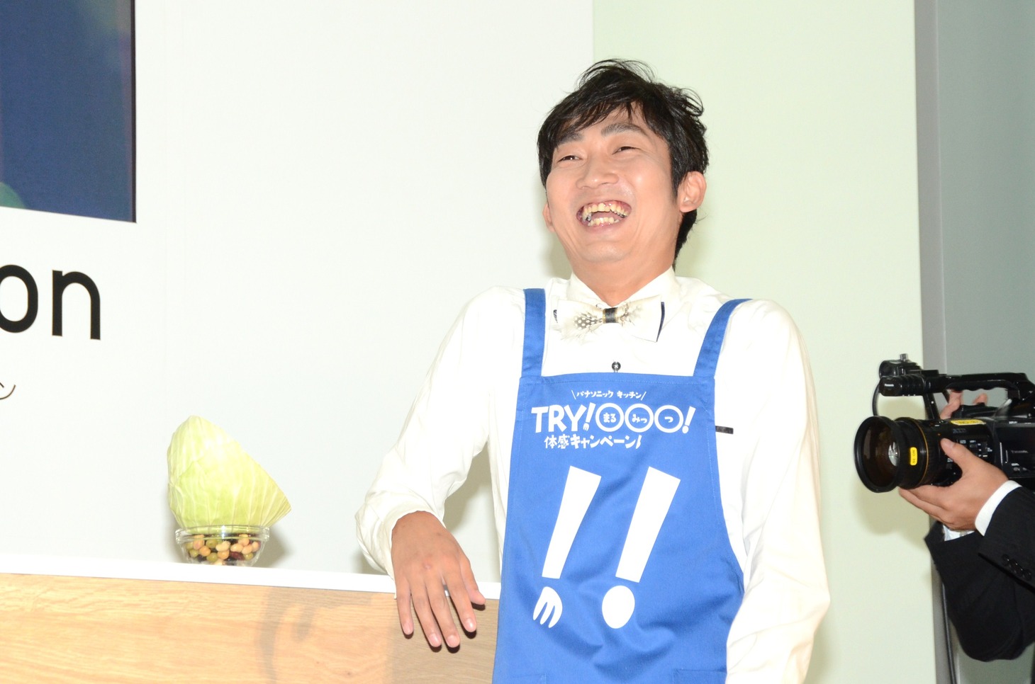 「デザイン性に富んだ、近未来的な盛り付け」と、キャベツをほぼそのまま丸ごと器に乗せたノンスタ石田。