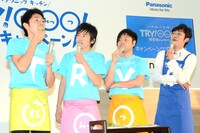 「楽笑（らくしょう）レシピ」を試食する4人。