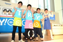 「パナソニック キッチン『TRY！○○○（まるみっつ）』体感キャンペーン」の「キャンペーンワゴン出発式」に登場した（左から）しずるとNON STYLE。