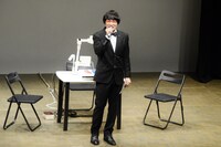 MCの南海キャンディーズ山里。