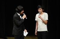 急遽解説として登場することになったしずる村上（右）。