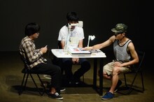 ライス関町（左）とザブングル加藤（右）の対戦の様子。