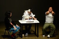 ピース又吉（左）とハライチ澤部（右）の対戦の様子。又吉の圧倒的な強さに澤部が悶えていた。