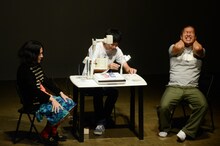 ピース又吉（左）とハライチ澤部（右）の対戦の様子。又吉の圧倒的な強さに澤部が悶えていた。