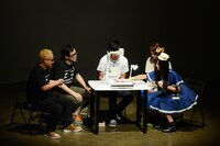 バッファロー吾郎A（手前左）とぱすぽ☆の根岸愛（手前右）による対戦の様子。