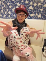 「ロンブー＆チュートの芸能人ヒットソングで爆笑ショーバトル」合いの手対決にチャレンジするオリエンタルラジオ藤森。