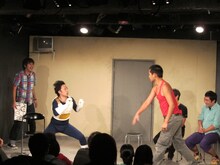 ベジータ対しろうという夢の対決。互角の戦いに会場も大爆笑。