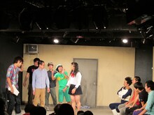 「スパローズ森田専属いじられオーディション」。地下アイドルとナンパ師のミニコントにざわつく会場。