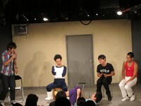 仰向け土下座を再現させられるくじら。