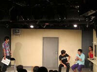 エピソードをうまく話せず座席を追いやられたしろう。