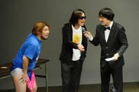 対戦前の男色ディーノ（左）、狩野英孝（中央）と山里（右）。