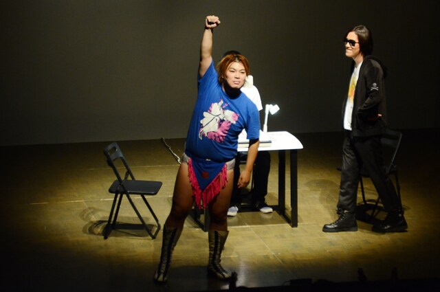 スター妄想カードバトル「スタモン」のメインマッチで狩野英孝（右）に完勝したプロレスラーの男色ディーノ（中央）。