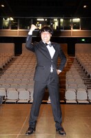 「スタモン」終了後、客席をバックに撮影に応じたMCの南海キャンディーズ山里。