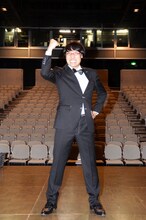 「スタモン」終了後、客席をバックに撮影に応じたMCの南海キャンディーズ山里。