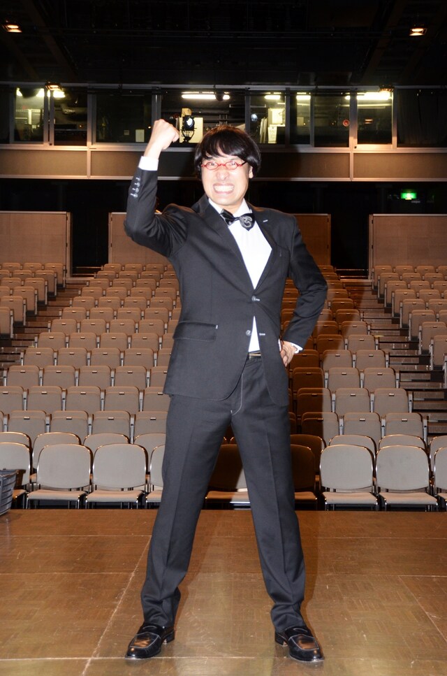 「スタモン」終了後、客席をバックに撮影に応じたMCの南海キャンディーズ山里。