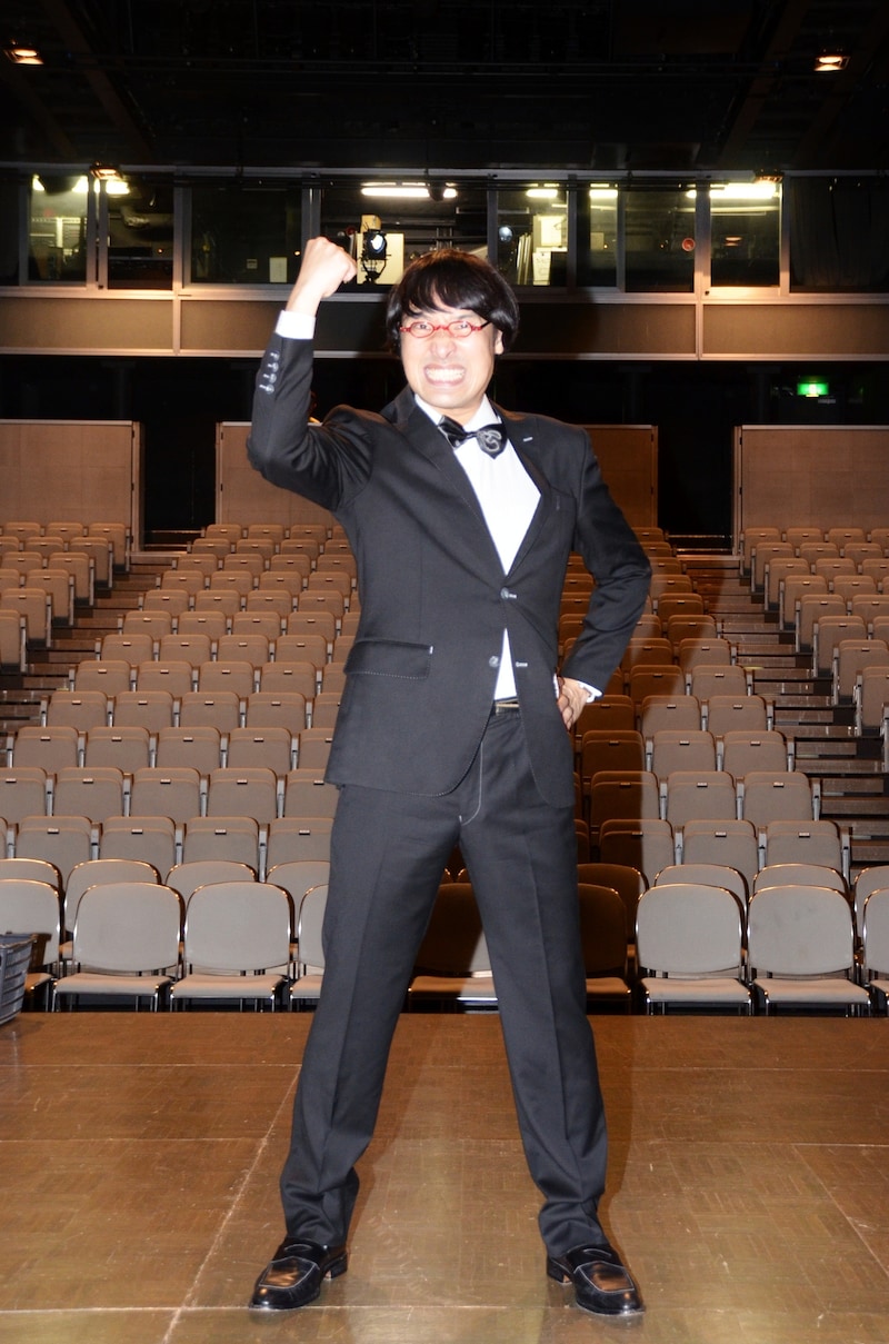 「スタモン」終了後、客席をバックに撮影に応じたMCの南海キャンディーズ山里。