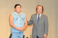 スギちゃんは、会見に出席した所属事務所サンミュージックプロダクションの相澤正久社長（右）と漫才コンビのようなやりとりを繰り広げた。