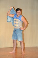 元気に写真撮影に応じるスギちゃん。