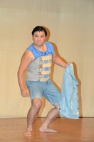 ポーズを取りながら「床にコーラ、置けないぜぇ」と話すスギちゃん。