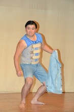 ポーズを取りながら「床にコーラ、置けないぜぇ」と話すスギちゃん。