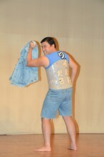 ワイルドにジージャンを掲げるスギちゃん。