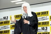 裁判官のコスプレで登場した岡田。「ドラマにこんな人は出てないんだけど、誰なんだろう？」と疑問を呈していた。
