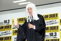 裁判官のコスプレで登場した岡田。「ドラマにこんな人は出てないんだけど、誰なんだろう？」と疑問を呈していた。