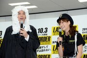 軽快なやりとりを見せた岡田（左）と藤本美貴（右）。