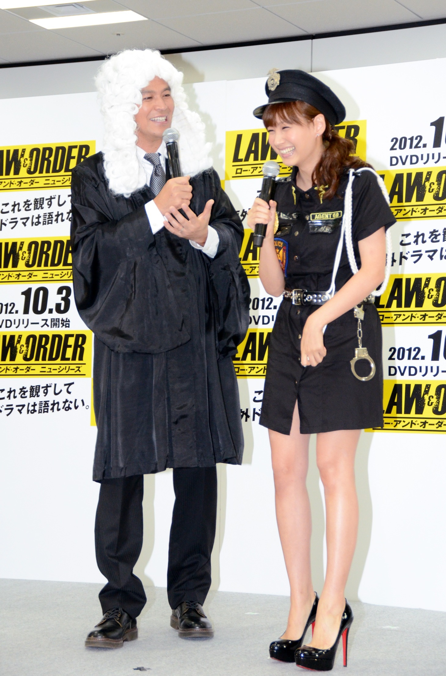 岡田（左）と藤本美貴（右）。