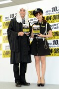 海外ドラマ「LAW＆ORDER/ロー・アンド・オーダー」のDVDリリース開始記念イベントに登場したますだおかだ岡田（左）と藤本美貴（右）。