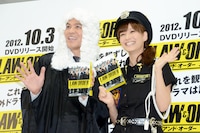 岡田（左）と藤本美貴（右）。