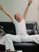 独自に美木良介のエクササイズ「ロングブレス」をやった結果、体型が「カエルがピョーンってジャンプしたときに裏側から見た状態」になったショージ。