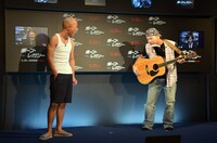 コントを披露するバイきんぐ。イベントMCとして壁面のモニターに顔だけ映るハイキングウォーキングにもウケていた。