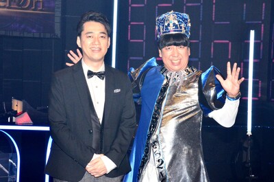 「Numer0n」MCのバナナマン。日村（右）は「ヌメロン王」として登場する。