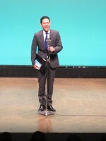 メモ帳などを持参して登場した東野。