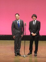 トークを終えて大満足の様子の東野と山里。