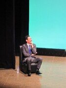 山里の本音がこぼれるたびにニヤニヤが止まらない東野。