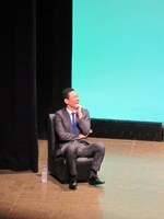 山里の本音がこぼれるたびにニヤニヤが止まらない東野。