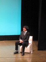 東野の予想をはるかに超えたエピソードに目を輝かせる山里。