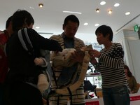 「新米パパ塾 Presents by Aprica」の様子。(c)吉本興業