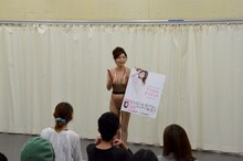 書籍「シルクのべっぴん塾 てっぱんダイエット」の内容を説明するシルク。