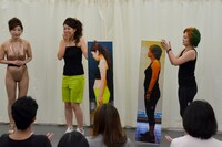 ダイエット前の等身大パネルとの横に立つ横澤夏子（中央）、まちゃまちゃ（右）。