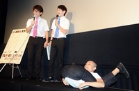 映画「BUNGO～ささやかな欲望～」の初日舞台挨拶でMCを務めたBコース。写真はハブ（右端）が一発ギャグ「初日の出」を披露している場面。