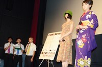 舞台挨拶の様子。