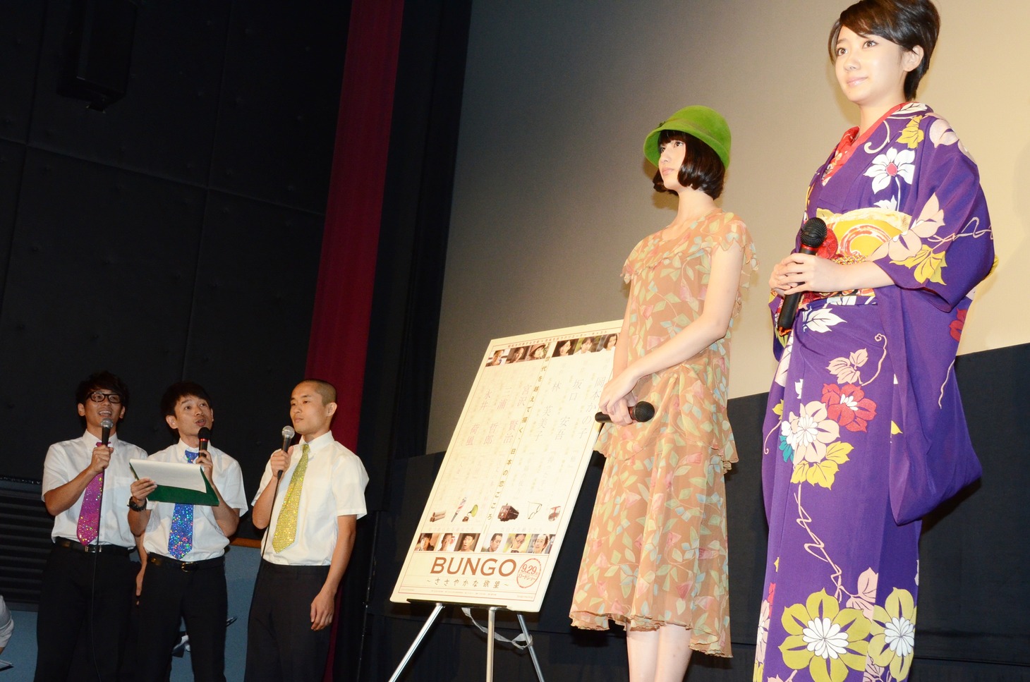 舞台挨拶の様子。