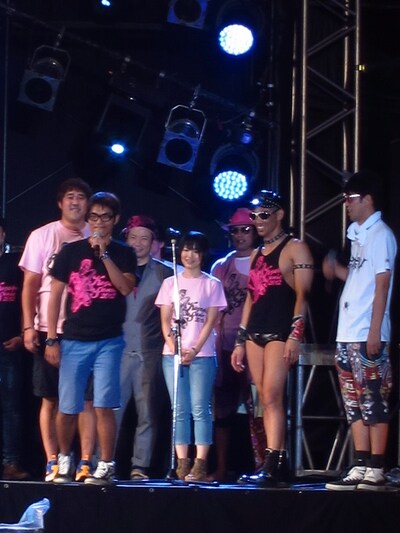 大阪・舞洲コヤブソニック特設会場にて開催された「KOYABU SONIC 2012」。写真左から諸見里大介、山田ひろあき。